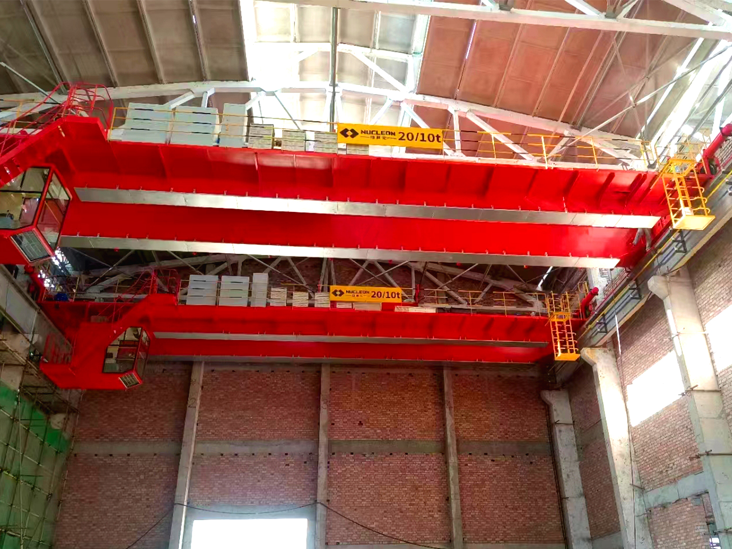 Overhead crane for metallurgy