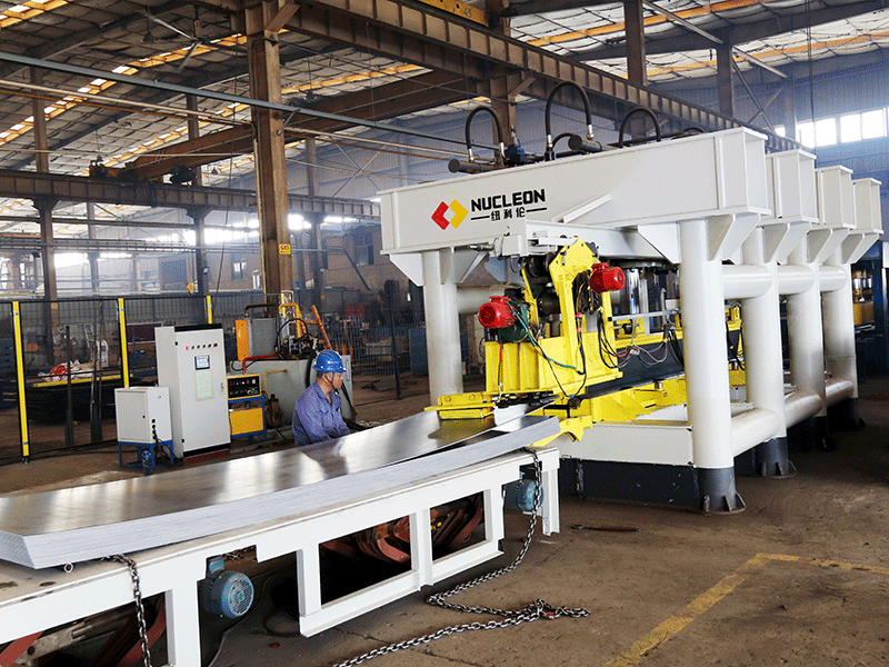 End carriage automatic loading and unloading cold bending forming equipment